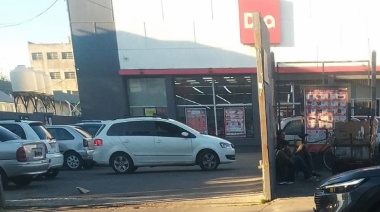 El rebusque en Avellaneda: familias buscan comida en los descartes de supermercados