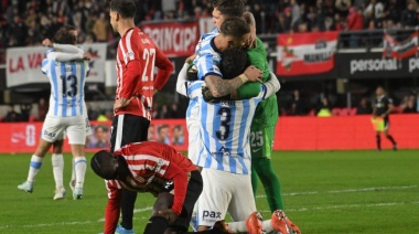 Racing venció a Estudiantes en La Plata y sigue en carrera