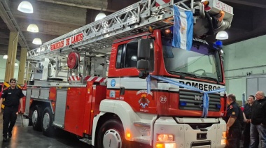 Lanús Gobierno entregó un nuevo hidroelevador a los Bomberos Voluntarios de Lanús