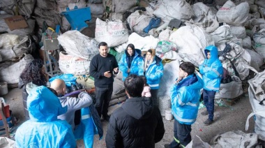 Santalla entregó indumentaria de trabajo a una cooperativa de reciclado de Avellaneda