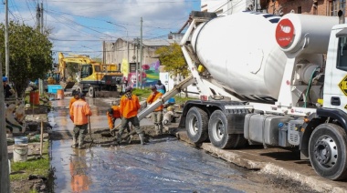 Julián Álvarez supervisó el avance de las obras de pavimentación en el Barrio Villa Obrera
