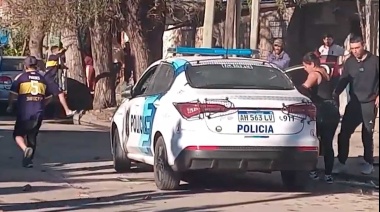 Violento enfrentamiento en Villa Tranquila: atacaron a policías durante el acarreo de un auto