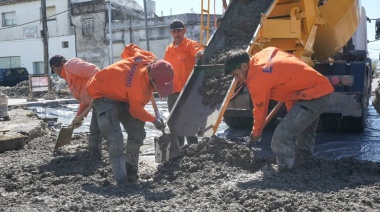 Julián Álvarez recorrió las obras de repavimentación en el Barrio Villa Progreso