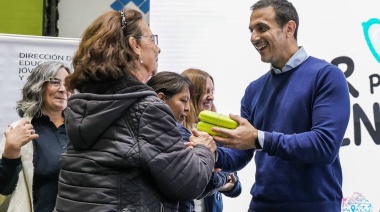 Julián Álvarez entregó anteojos a más de 300 estudiantes de distintas escuelas primarias de adultos de Lanús