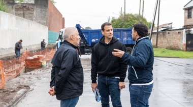 Julián Álvarez recorrió las obras de mejoramiento del espacio público en los alrededores del Cementerio Municipal