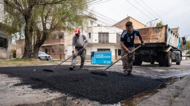 Julián Álvarez recorrió las obras del plan de pavimentación en el Barrio Villa Constitución de Valentín Alsina