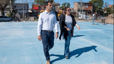 Julián Álvarez recorrió los avances de la obra del nuevo polideportivo en el Barrio La Maquinita