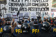 Protesta en el Puente Pueyrredón en reclamo de la entrega de alimentos a comedores