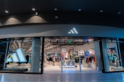 Adidas reabrió su tienda en Alto Avellaneda