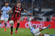 Racing sufrió una derrota 2-0 contra River en Avellaneda y complica su clasificación