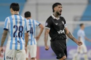 Racing pagó caro sus errores y perdió sobre la hora ante Botafogo