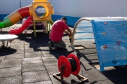 Lanús Gobierno avanzó con la instalación de nuevos juegos en los centros educativos municipales