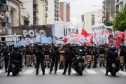 Movimientos sociales marcharon en Avellaneda y apuntaron contra Milei