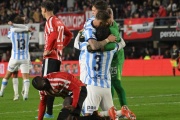 Racing venció a Estudiantes en La Plata y sigue en carrera