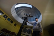 El telescopio “Carl Zeizz” que convirtió a una biblioteca de Lanús en un observatorio astronómico