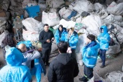 Santalla entregó indumentaria de trabajo a una cooperativa de reciclado de Avellaneda