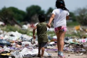 Pobreza infantil: casi 4 de cada 10 chicos no puede acceder a ropa o calzado por falta de dinero