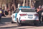 Violento enfrentamiento en Villa Tranquila: atacaron a policías durante el acarreo de un auto