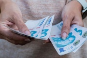 El Gobierno fijó aumentos escalonados para el salario mínimo hasta abril de 2027