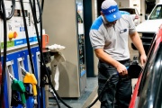 Cómo ahorrar al cargar combustible en septiembre: descuentos de hasta 30%