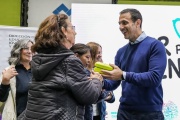 Julián Álvarez entregó anteojos a más de 300 estudiantes de distintas escuelas primarias de adultos de Lanús
