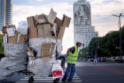 La pobreza trepó al 32,3% en el primer semestre: afecta a 15,4 millones de argentinos