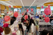 MINISO celebró la apertura de su séptima tienda en Argentina con el abrazo más largo del mundo