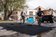 Julián Álvarez recorrió las obras del plan de pavimentación en el Barrio Villa Constitución de Valentín Alsina