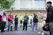 Buscan crear estaciones municipales de descanso para repartidores de plataformas en Avellaneda