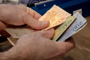 Noviembre llega con aumentos en transporte, salud y educación: el impacto en el bolsillo