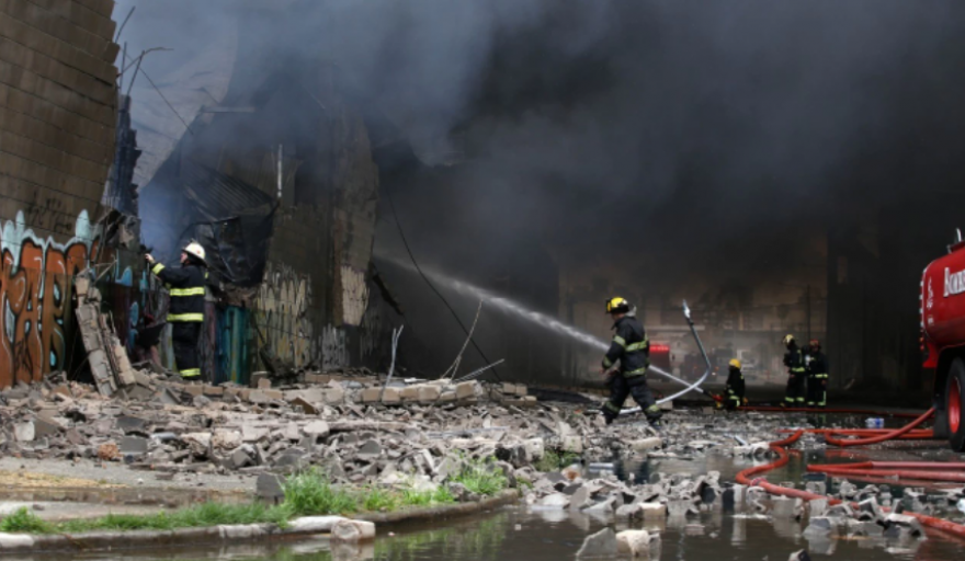 Un feroz incendio en Avellaneda afectó a cuatro fábricas