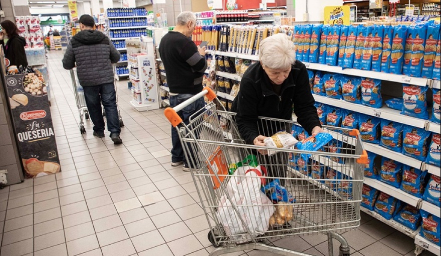 Casi la mitad de los argentinos se endeuda para comprar en supermercados