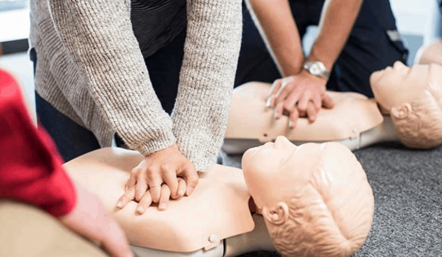 Curso de RCP y uso del DEA en la UTN Avellaneda