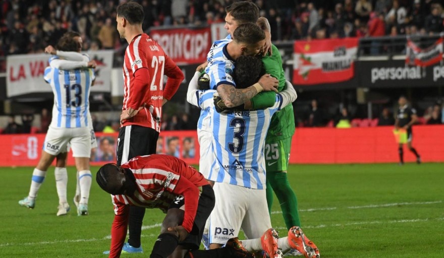 Racing venció a Estudiantes en La Plata y sigue en carrera