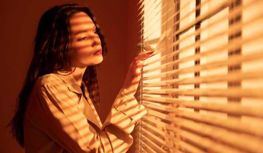 Por qué la persiana enrollable se ha convertido en el primer aliado contra la factura de la luz en verano