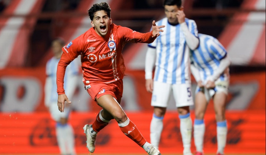 Racing no pudo con Argentinos y sufrió una nueva derrota en el Clausura