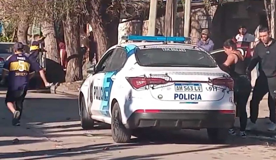 Violento enfrentamiento en Villa Tranquila: atacaron a policías durante el acarreo de un auto