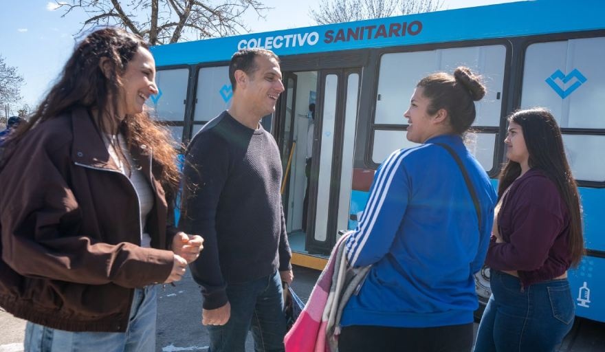 Julián Álvarez inauguró el nuevo colectivo sanitario en el Barrio Villa Independencia