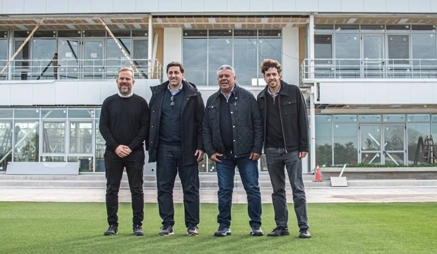 Chiqui Tapia recorrió el nuevo predio de Racing en Ezeiza junto a Diego Milito