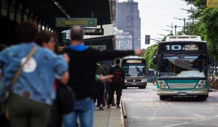 Más de 100 líneas de colectivos reducirán sus frecuencias nocturnas en el AMBA