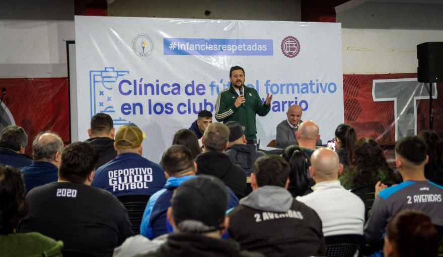 Emmanuel Santalla y Nicolás Russo encabezaron una Clínica de Futbol para clubes de barrio